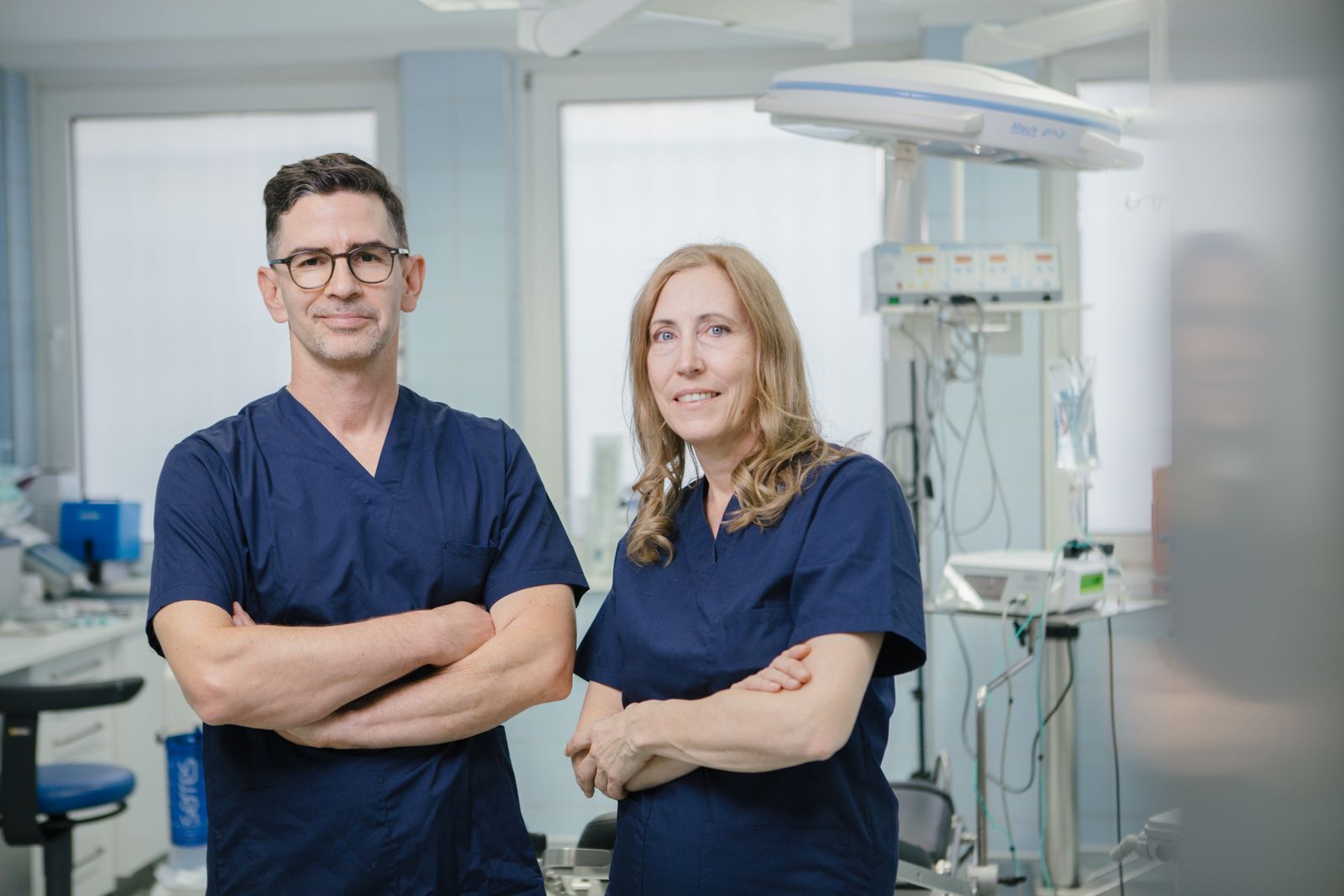 Dr. Jörg Halstenberg und Dr. Kristina Hornung in einem Behandlungsraum