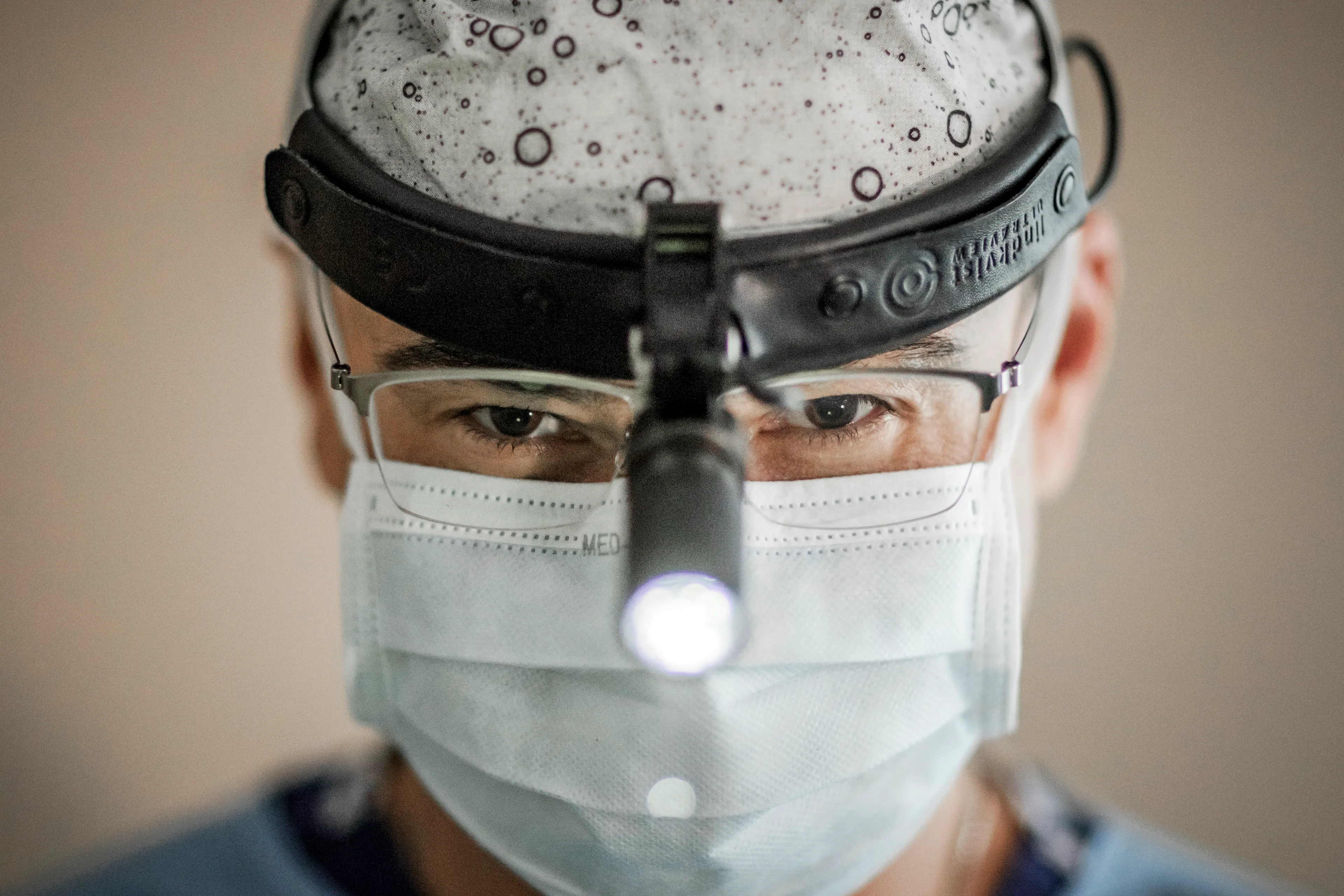 Dr. Christoph Jethon operiert einen Patienten